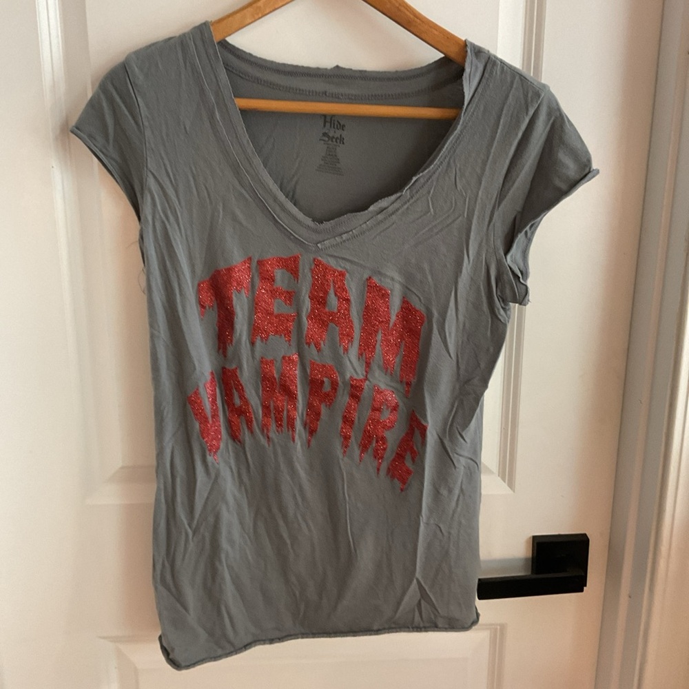 Hide & Seek - Team Vampire - V-neck Short Sleeve Shirt - Gray - Juniors Sz 15/17